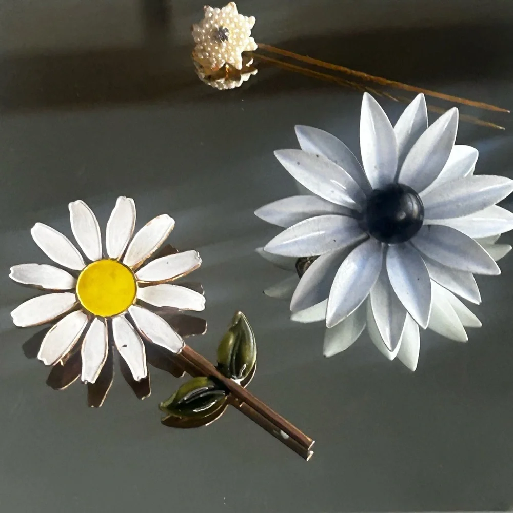Set of Three Enamel Flower Broaches Pins Vintage Goldtone Daisy White Pearl